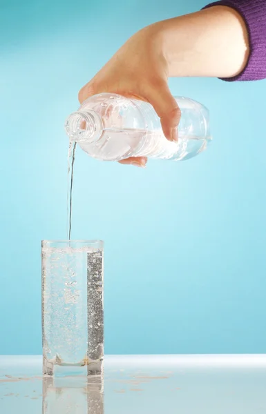 Gießen Glas Wasser — Stockfoto
