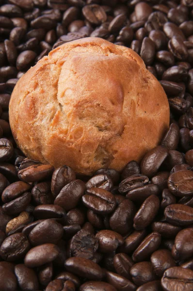 コーヒーの背景にあるパン — ストック写真
