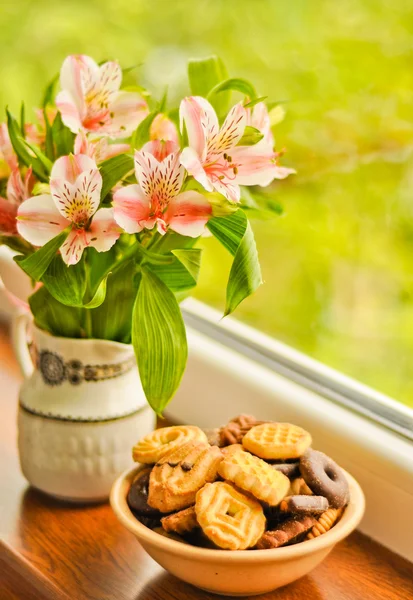 Small plate with cookies and bouquet of alstroemeria — Stock Photo, Image