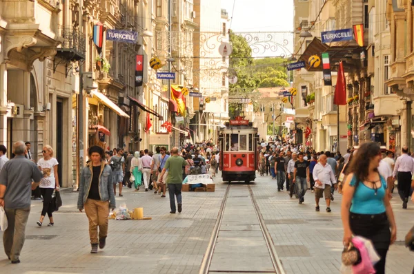 Istanbul, Türkei - 04. Juni: Vintage-Straßenbahn auf der Taksim istiklal Straße am 04. Juni 2012 in istanbul, Türkei. Taksim istiklal Straße ist ein beliebtes Touristenziel in Istanbul. — Stockfoto