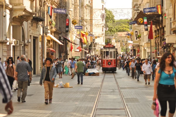 СТАМБУЛ, ТУРКЕЙ - 04 июня: Винтажный трамвай на улице Таксим Истикляль, 4 июня 2012 года в Стамбуле, Турция. Улица Таксим Истикляль - популярное туристическое направление в Стамбуле . — стоковое фото
