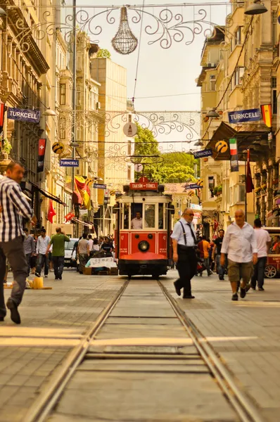 Eléctrico vintage na Taksim Istiklal Street — Fotografia de Stock