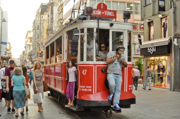 Винтажный трамвай на улице Таксим Истикляль — стоковое фото