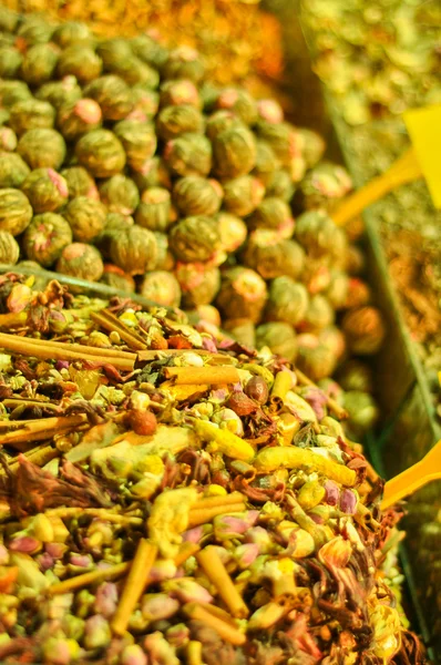茶叶和香料在伊斯坦布尔，土耳其埃及市场上 — 图库照片