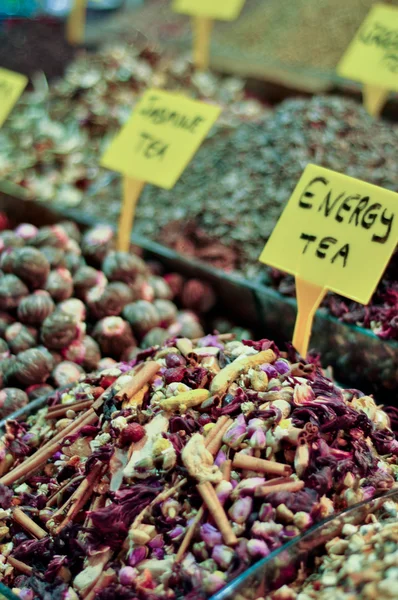 Chá e especiarias em um mercado egípcio de Istambul, Turquia — Fotografia de Stock