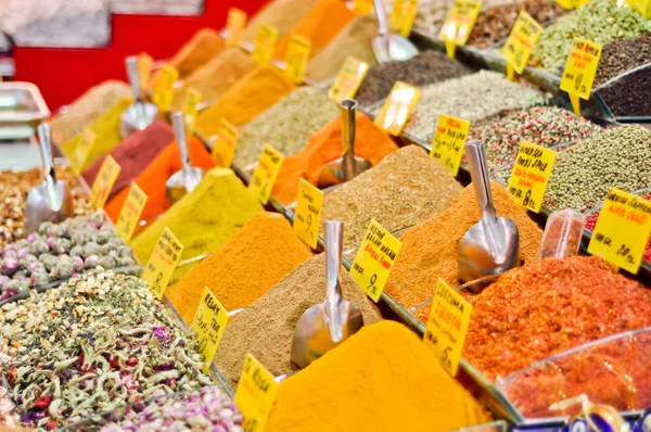 Spice manden op een markt van istanbul — Stockfoto