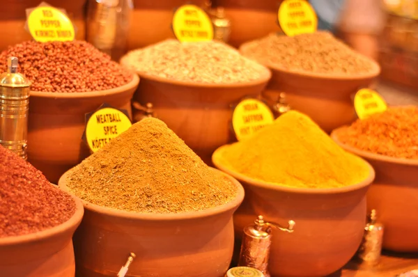 Krydda korgar på en marknad av istanbul — Stockfoto