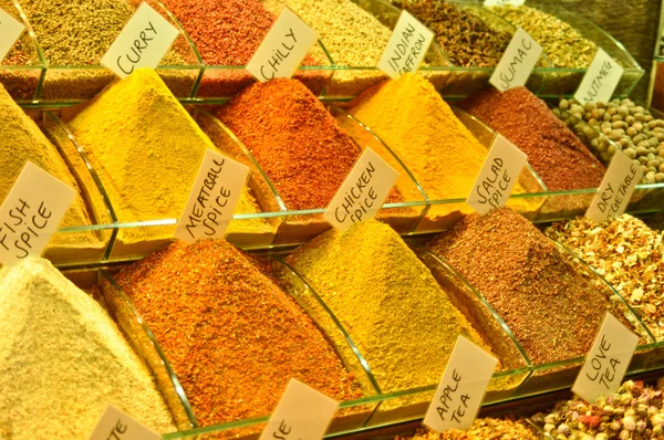Spice manden op een markt van istanbul — Stockfoto