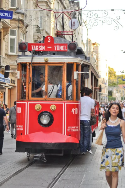 Taksim istiklal cadde üzerinde Vintage tramvay — Stok fotoğraf