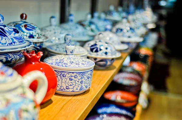 Modelli orientali sulla porcellana colorata a Istanbul, Turchia — Foto Stock