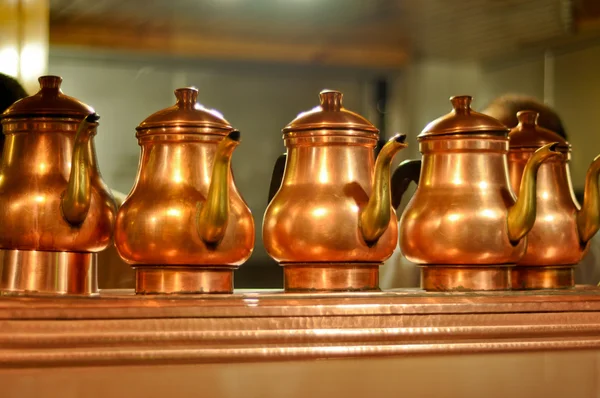 Gamla gammaldags koppar coffeepots i istanbul, Turkiet — Stockfoto