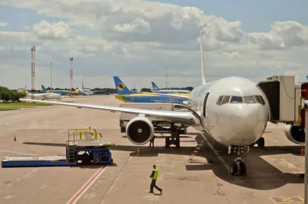 Flugzeug auf dem Flughafen Boryspil lizenzfreie Stockfotos
