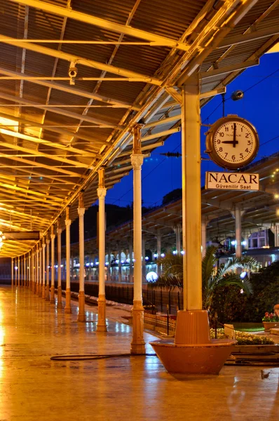 Wnętrze zabytkowej architektury dworca kolejowego sirkeci, ostatnia stacja w orient express w istanbul, Turcja — Zdjęcie stockowe