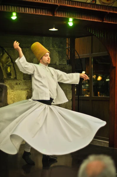 ISTANBUL, TURKEY - June 03: Whirling dervish dancing in Café Meşale on June 03, 2012 in Istanbul, Turkey. Sufi whirling is a form of Sama or physically active meditation practiced by Sufi Dervishes. — 图库照片