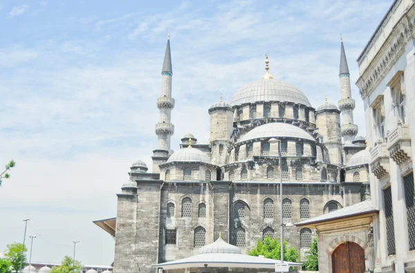 Valide sultan-moskee beroemdste als yeni cami — Stockfoto