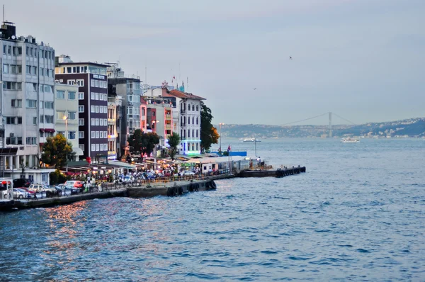 Galata pier op Bosporus, istanbul, Turkije — Stockfoto