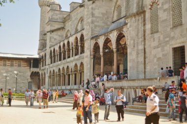 sultanahmet cami avlusu turist