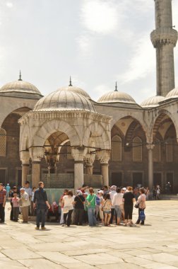 sultanahmet cami avlusu turist