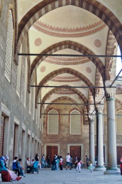 sultanahmet cami avlusu turist