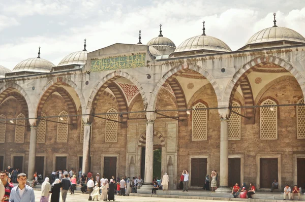 Turisták Sultanahmet mecset udvarán — Stock Fotó