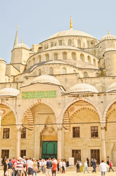 Turisták Sultanahmet mecset udvarán — Stock Fotó
