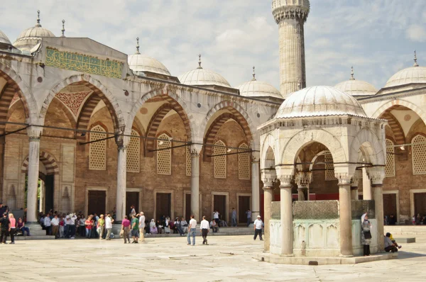 Tourists in the courtyard of Sultanahmet Mosque — Stock Photo, Image