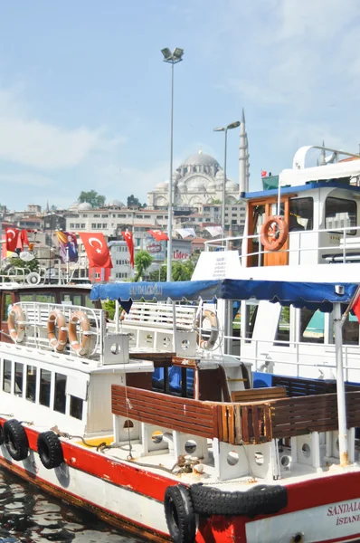 ISTANBUL - 03 DE JUNIO: Navega en ferry a Europa en el Bósforo el 03 de junio de 2012 en Estambul. Cerca de 150.000 pasajeros utilizan ferryboat diariamente en Estambul tiene tierras en dos continentes diferentes . — Foto de Stock