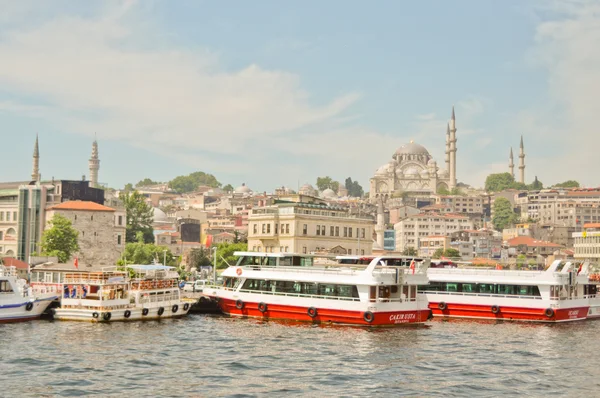 Istanbul, Turkije - juni 03: cruise van veerboten in de buurt van yeni cami inpoort eminonu op 03 juni 2012 in Istanboel, Turkije. bijna 150.000 passagiers gebruik veerboot dagelijks in istanbul. — Stockfoto