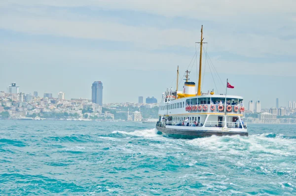 Isztambul - június 03: tengerjáró komphajó vitorlák Európába a Boszporusz június 03, 2012, Isztambulban. közel 150.000 utasok használata a komp naponta Isztambulban a földeket a két különböző kontinensen. — Stock Fotó