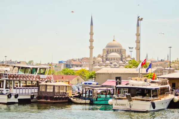 ISTANBUL, TURKEY - JUNI 03: Cruise færger i Eminonu Havn nær Yeni Cami, 03.06.2012 i Istanbul, Tyrkiet. Næsten 150.000 passagerer bruger færge dagligt i Istanbul . - Stock-foto