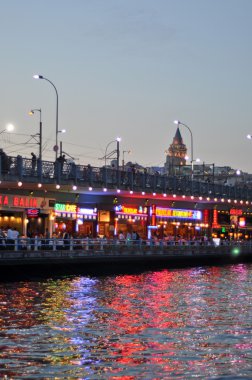 İstanbul, Türkiye - 04 Haziran: istanbul ve galata Kulesi ve Köprüsü manzarasına gece 04 Haziran 2012 İstanbul, Türkiye. Galata Köprüsü kentin Müslüman ve Müslüman olmayan kısımları arasındaki sembolik bir bağlantı vardır