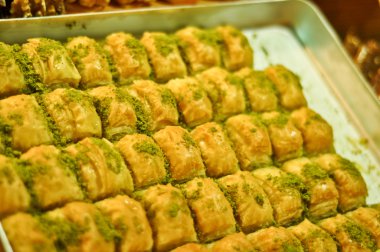 baklava (ince pasta, fındık ve bal yapılmış bir tatlı)