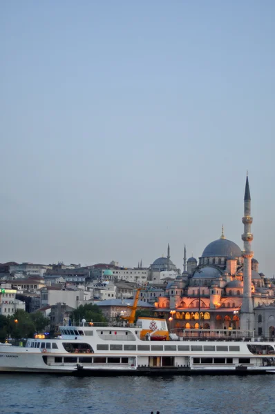 Výletní lodě v přístavu eminonu poblíž valide sultan mešita, nejznámější jako yeni cami, 04 červen, 2012 v Istanbulu. — Stock fotografie