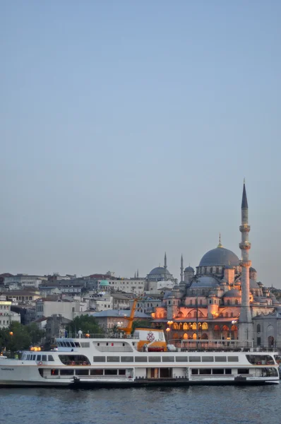 ヴァリデ スルタン モスク、yeni キャミとして最も有名な近くのエミノニュ港フェリー イスタンブールで 2012 年 6 月 4 日のクルーズします。. — ストック写真