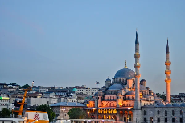 Cruise färjor i Eminönü hamnen nära valide sultan mosque, mest känd som yeni cami, juni 04, 2012 i istanbul. — Stockfoto