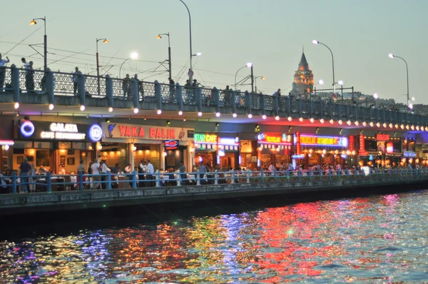 伊斯坦布尔，土耳其-06 月 04 日： 在 2012 年 6 月 4 日在伊斯坦布尔，土耳其伊斯坦布尔和塔塔和大桥夜景视图。加拉塔大桥是穆斯林和非穆斯林部分城市之间的符号链接 — 图库照片