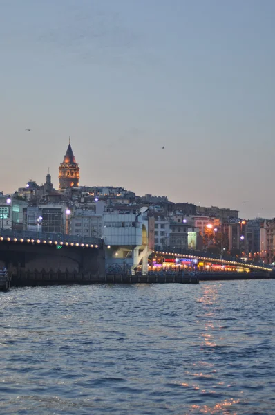 İstanbul, Türkiye - 04 Haziran: istanbul ve galata Kulesi ve Köprüsü manzarasına gece 04 Haziran 2012 İstanbul, Türkiye. Galata Köprüsü kentin Müslüman ve Müslüman olmayan kısımları arasındaki sembolik bir bağlantı vardır