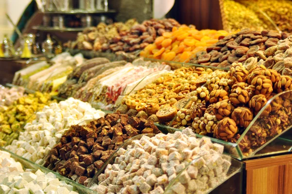 Traditional Turkish delight sweets, dried fruits, nuts at the Spice Market in Istanbul, Turkey — Stock Photo, Image