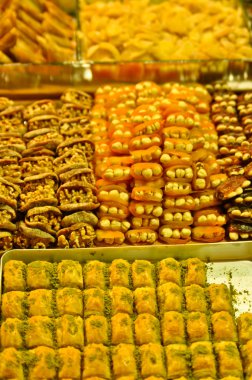 baklava (ince pasta, fındık ve bal yapılmış bir tatlı)