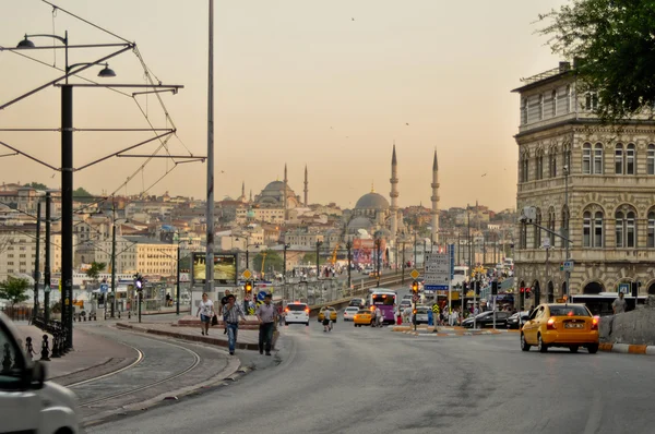 ISTANBUL, TURKEY - IUNIE 04: Podul Galata peste Cornul de Aur. Vedere din raionul Galata pe drumul spre Yeni Cami pe 04 iunie 2012 în Istanbul, Turcia. Podul Galata este o legătură între două districte. — Fotografie, imagine de stoc