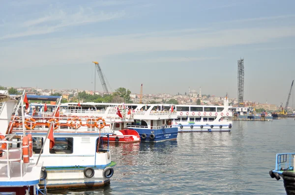 Ferries de cruzeiro no porto de Eminonu perto de Yeni Cami em junho — Fotografia de Stock