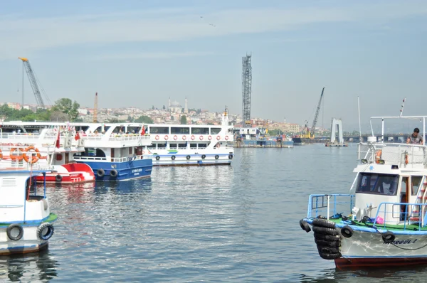 Ferries de cruzeiro no porto de Eminonu perto de Yeni Cami em junho — Fotografia de Stock