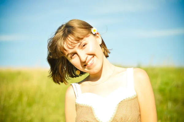 Ung ukrainsk flicka på fältet — Stockfoto