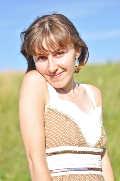 Ung ukrainsk flicka på fältet — Stockfoto