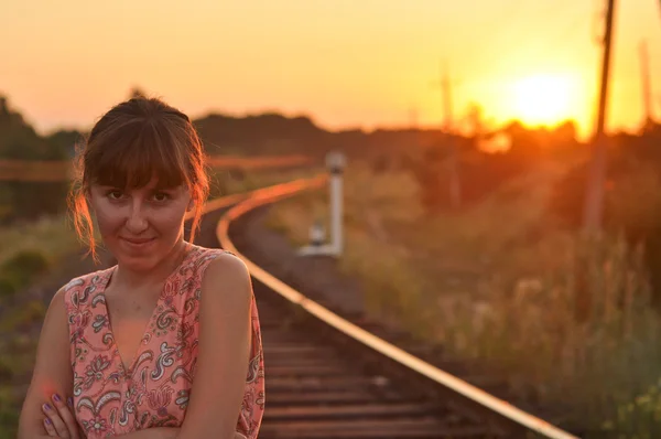鉄道の若い女性 — ストック写真