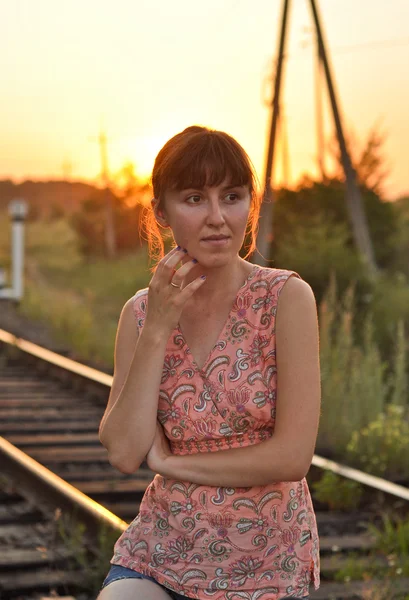 Mujer joven en un ferrocarril —  Fotos de Stock