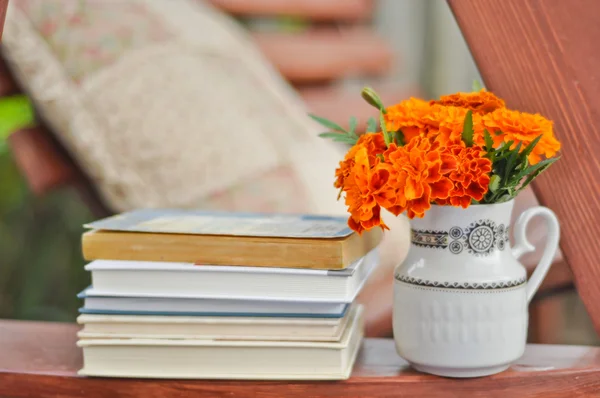 Books, fresh apples, and marigolds in a vase stock image — Stock Photo, Image