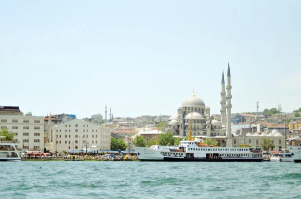 Cruise az Eminönü-kikötő közelében Yeni Cami kompok június — Stock Fotó