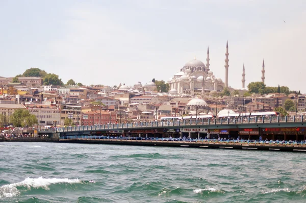 Cruise kompok Eminonu kikötőben Yeni Cami és a Galata-híd közelében — Stock Fotó
