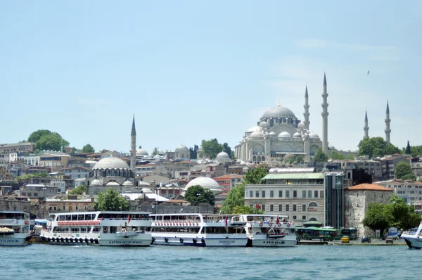 Cruise az Eminönü-kikötő közelében Yeni Cami kompok június — Stock Fotó
